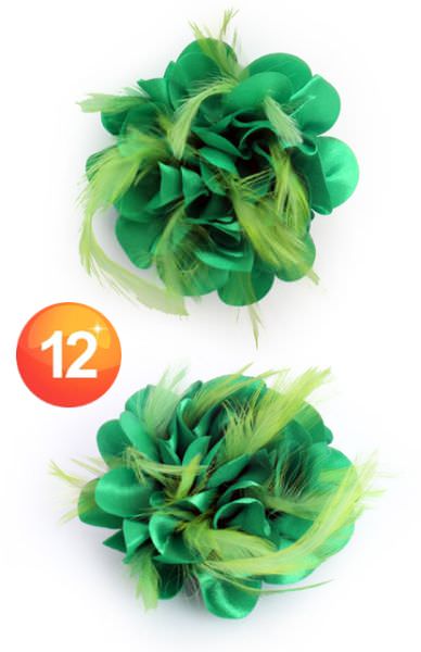 Bloem op speld met veertjes groen